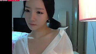 Hot koreansk asiatisk tenåring viser sin sexy kropp til et kamera - 18sonly.com