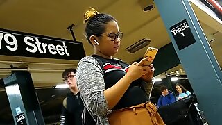 Snoezig mollig filipina meisje met bril wachtend op trein