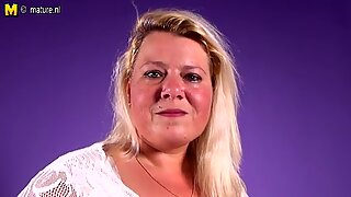 Travessa holandesas gordas mãe brincando com molhado cona