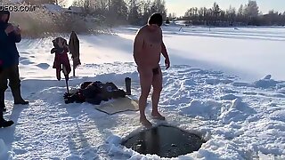 Ο άνθρωπος άλμα στην τρύπα πάγου https://nakeguyz.blogspot.com