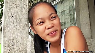 Travessa asiático novinhas tem sua cona apertada levando ejaculada por turista