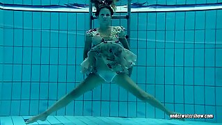 Lucy Gurchenko Rusia Berbulu Gadis di kolam renang telanjang